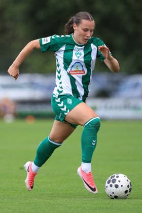 Felicia Sträßer (SV Werder Bremen, 19) am Ball, Freisteller, Einzelbild, Ganzkörper, Aktion, Action, Spielszene, 19.07.2026, Deurningen (Niederlande), Fussball, Testspiel Frauen, FC Twente Enschede - SV Werder Bremen *** Felicia Sträßer, SV Werder Bremen, 19 with the ball, isolated shot, single frame, full body, action, game scene, July 19, 2026, Deurningen, Netherlands, soccer, women s friendly match, FC Twente Enschede vs. SV Werder Bremen xobx