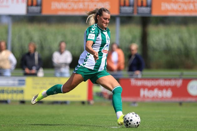 Medina Desic (SV Werder Bremen, 9) beim Elfmeter, Strafstoß, Spielszene, Action, Aktion, am Ball, Freisteller, Einzelbild, Ganzkörper, 19.07.2026, Deurningen (Niederlande), Fussball, Testspiel Frauen, FC Twente Enschede - SV Werder Bremen *** Medina Desic, SV Werder Bremen, No. 9 taking a penalty kick, penalty kick, game action, action, on the ball, free kick, single frame, full body, July 19, 2026, Deurningen, Netherlands, soccer, women s friendly, FC Twente Enschede vs. SV Werder Bremen xobx