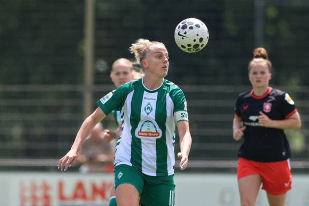 Lina Hausicke (SV Werder Bremen, 18) am Ball, Einzelbild, Ganzkörper, Aktion, Action, Spielszene, 19.07.2026, Deurningen (Niederlande), Fussball, Testspiel Frauen, FC Twente Enschede - SV Werder Bremen *** Lina Hausicke, SV Werder Bremen, 18 with the ball, single frame, full-body shot, action, game scene, July 19, 2026, Deurningen, Netherlands, soccer, women s friendly match, FC Twente Enschede vs. SV Werder Bremen xobx