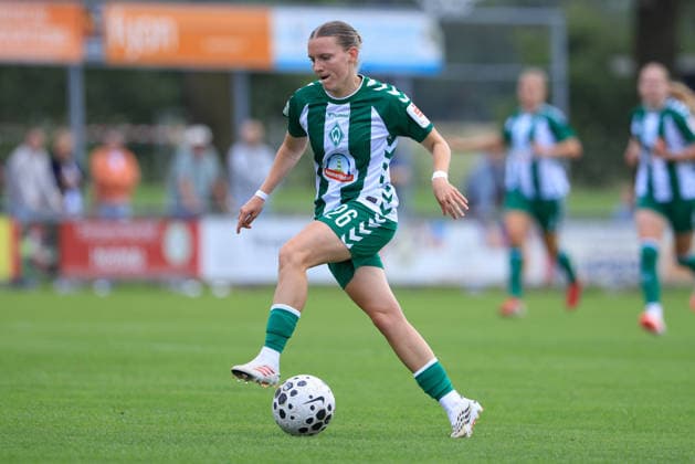 Sarah Ernst (SV Werder Bremen, 26) am Ball, Einzelbild, Ganzkörper, Aktion, Action, Spielszene, 19.07.2026, Deurningen (Niederlande), Fussball, Testspiel Frauen, FC Twente Enschede - SV Werder Bremen *** Sarah Ernst, SV Werder Bremen, 26, on the ball, single frame, full-body shot, action, game scene, July 19, 2026, Deurningen, Netherlands, soccer, women s friendly match, FC Twente Enschede vs. SV Werder Bremen xobx