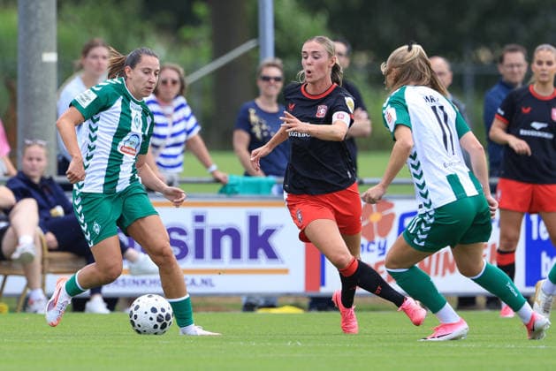v.li.: Wiktoria Zieniewicz (SV Werder Bremen, 3), Jill Roord (FC Twente Enschede, 10) und Isabella Jaron (SV Werder Bremen, 11) im Zweikampf, Duell, Dynamik, Aktion, Action, Spielszene, 19.07.2026, Deurningen (Niederlande), Fussball, Testspiel Frauen, FC Twente Enschede - SV Werder Bremen *** From left: Wiktoria Zieniewicz (SV Werder Bremen, 3), Jill Roord (FC Twente Enschede, 10), and Isabella Jaron (SV Werder Bremen, 11) in a one-on-one battle; duel; dynamic play; action; game scene; July 19, 2026, Deurningen, Netherlands, soccer, women’s friendly, FC Twente Enschede vs. SV Werder Bremen xobx