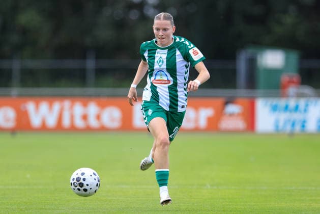 Sarah Ernst (SV Werder Bremen, 26) am Ball, Freisteller, Einzelbild, Ganzkörper, Aktion, Action, Spielszene, 19.07.2026, Deurningen (Niederlande), Fussball, Testspiel Frauen, FC Twente Enschede - SV Werder Bremen *** Sarah Ernst, SV Werder Bremen, 26, on the ball, cutout, single frame, full body, action, game scene, July 19, 2026, Deurningen, Netherlands, soccer, women s friendly, FC Twente Enschede vs. SV Werder Bremen xobx