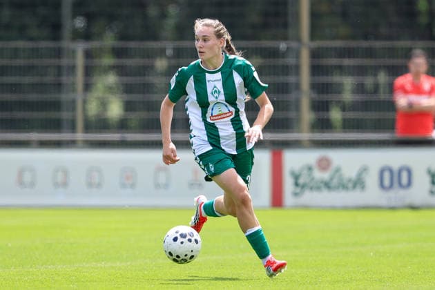 Maria Penner (SV Werder Bremen, 33) am Ball, Freisteller, Einzelbild, Ganzkörper, Aktion, Action, Spielszene, 19.07.2026, Deurningen (Niederlande), Fussball, Testspiel Frauen, FC Twente Enschede - SV Werder Bremen *** Maria Penner, SV Werder Bremen, 33, on the ball, isolated shot, single frame, full body, action, game scene, July 19, 2026, Deurningen, Netherlands, soccer, women s friendly match, FC Twente Enschede vs. SV Werder Bremen xobx