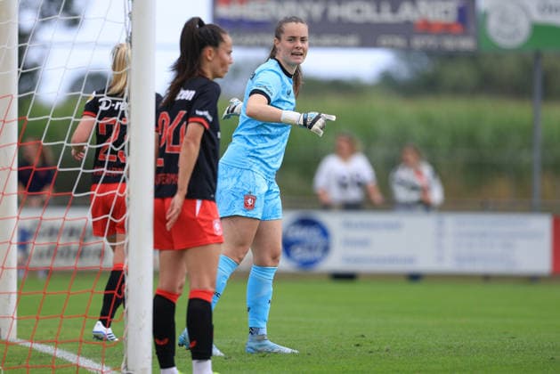 Diede Lemey (Torhüterin, Torwart, FC Twente Enschede, 1) gibt Anweisungen, gestikuliert, mit den Armen gestikulieren, 19.07.2026, Deurningen (Niederlande), Fussball, Testspiel Frauen, FC Twente Enschede - SV Werder Bremen *** Diede Lemey, goalkeeper, FC Twente Enschede, 1, giving instructions, gesturing, gesturing with her arms, July 19, 2026, Deurningen, Netherlands, soccer, women’s friendly match, FC Twente Enschede vs. SV Werder Bremen xobx