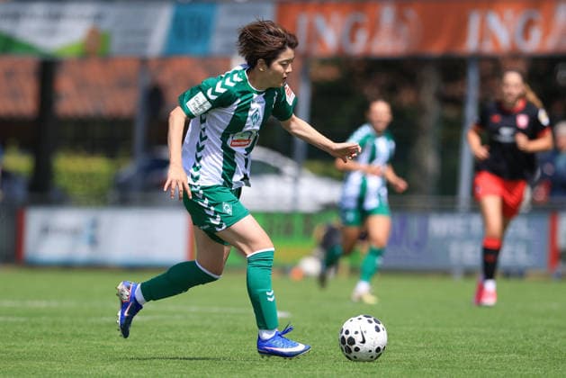 Mei Shimada (SV Werder Bremen, 8) am Ball, Einzelbild, Ganzkörper, Aktion, Action, Spielszene, 19.07.2026, Deurningen (Niederlande), Fussball, Testspiel Frauen, FC Twente Enschede - SV Werder Bremen *** Mei Shimada, SV Werder Bremen, No. 8 with the ball, single frame, full body, action, game scene, July 19, 2026, Deurningen, Netherlands, soccer, women s friendly, FC Twente Enschede vs. SV Werder Bremen xobx