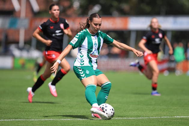 Felicia Sträßer (SV Werder Bremen, 19) am Ball, Einzelbild, Ganzkörper, Aktion, Action, Spielszene, 19.07.2026, Deurningen (Niederlande), Fussball, Testspiel Frauen, FC Twente Enschede - SV Werder Bremen *** Felicia Sträßer, SV Werder Bremen, 19 with the ball, single frame, full-body shot, action, game scene, July 19, 2026, Deurningen, Netherlands, soccer, women s friendly match, FC Twente Enschede vs. SV Werder Bremen xobx