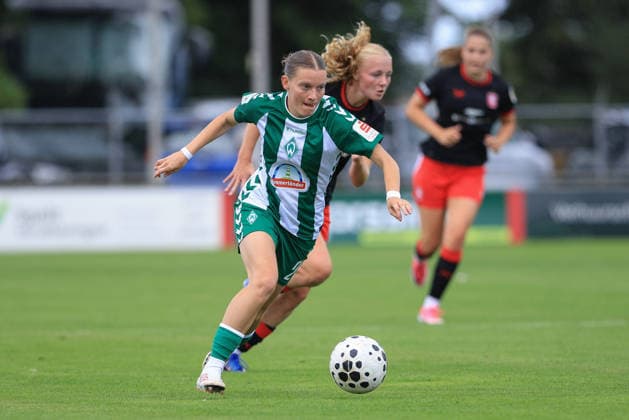 Sarah Ernst (SV Werder Bremen, 26) am Ball, Einzelbild, Ganzkörper, Aktion, Action, Spielszene, 19.07.2026, Deurningen (Niederlande), Fussball, Testspiel Frauen, FC Twente Enschede - SV Werder Bremen *** Sarah Ernst, SV Werder Bremen, 26, on the ball, single frame, full body, action, game scene, July 19, 2026, Deurningen, Netherlands, soccer, women s friendly, FC Twente Enschede vs. SV Werder Bremen xobx