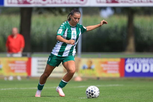 Luna Vanzeir (SV Werder Bremen, 13) beim Elfmeter, Strafstoß, Spielszene, Action, Aktion, am Ball, Freisteller, Einzelbild, Ganzkörper, 19.07.2026, Deurningen (Niederlande), Fussball, Testspiel Frauen, FC Twente Enschede - SV Werder Bremen *** Luna Vanzeir, SV Werder Bremen, age 13, taking a penalty kick, penalty kick, game scene, action, on the ball, free kick, single frame, full body, July 19, 2026, Deurningen, Netherlands, soccer, women’s friendly, FC Twente Enschede vs. SV Werder Bremen xobx