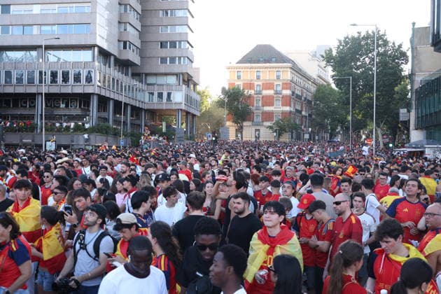 2026 World Cup Spain v Argentina; Fans of the Spanish national team, Nationalteam in the fan zone at Plaza de Colon (Plaza Selection) in Madrid to watch the World Cup final between Spain and Argentina played in the United States on July 19, 2026, in Madrid, Spain. Madrid Spain Soccer *** 2026 World Cup: Spain vs. Argentina — Fans of the Spanish national team in the fan zone at Plaza de Colón in Madrid to watch the World Cup final between Spain and Argentina, played in the United States on July 19, 2026, in Madrid, Spain. Madrid, Spain; Soccer Copyright: xAgenciaxLOFx