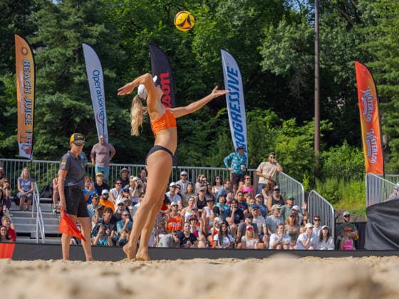 July 19, 2026, New York, New York, USA: TARYN BRASHER serving. Under the Central Park skyline, the AVP brings Beach volleyball, Beachvolleyball to Wollman Rink, kicking off a marquee day of League Week 6 action. New York USA - ZUMAc266 20260719_znp_c266_004 Copyright: xCarlosxChiossonex