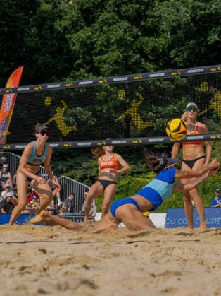 July 19, 2026, New York, New York, USA: Under the Central Park skyline, the AVP brings Beach volleyball, Beachvolleyball to Wollman Rink, kicking off a marquee day of League Week 6 action. New York USA - ZUMAc266 20260719_znp_c266_002 Copyright: xCarlosxChiossonex