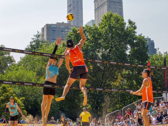July 19, 2026, New York, New York, USA: Under the Central Park skyline, the AVP brings Beach volleyball, Beachvolleyball to Wollman Rink, kicking off a marquee day of League Week 6 action. New York USA - ZUMAc266 20260719_znp_c266_007 Copyright: xCarlosxChiossonex