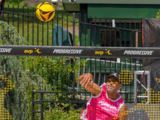 July 19, 2026, New York, New York, USA: PHILL DALHAUSSER serving. Under the Central Park skyline, the AVP brings Beach volleyball, Beachvolleyball to Wollman Rink, kicking off a marquee day of League Week 6 action. New York USA - ZUMAc266 20260719_znp_c266_013 Copyright: xCarlosxChiossonex