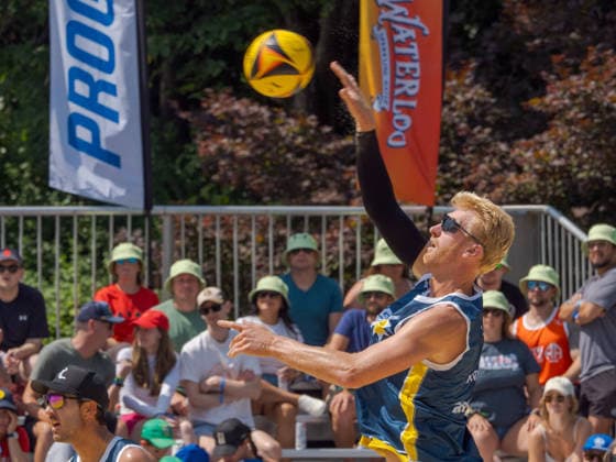 July 19, 2026, New York, New York, USA: CHASE BUDINGER serving. Under the Central Park skyline, the AVP brings Beach volleyball, Beachvolleyball to Wollman Rink, kicking off a marquee day of League Week 6 action. New York USA - ZUMAc266 20260719_znp_c266_016 Copyright: xCarlosxChiossonex