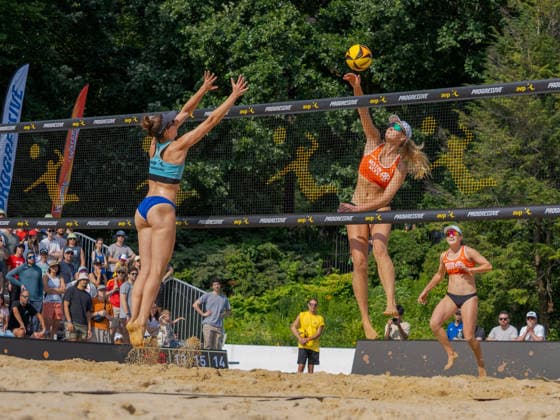 July 19, 2026, New York, New York, USA: Under the Central Park skyline, the AVP brings Beach volleyball, Beachvolleyball to Wollman Rink, kicking off a marquee day of League Week 6 action. New York USA - ZUMAc266 20260719_znp_c266_018 Copyright: xCarlosxChiossonex