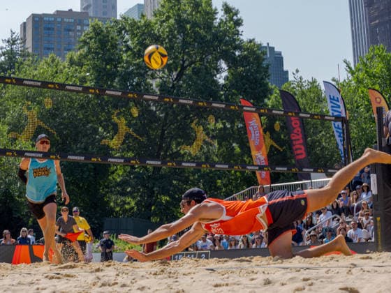 July 19, 2026, New York, New York, USA: Under the Central Park skyline, the AVP brings Beach volleyball, Beachvolleyball to Wollman Rink, kicking off a marquee day of League Week 6 action. New York USA - ZUMAc266 20260719_znp_c266_022 Copyright: xCarlosxChiossonex