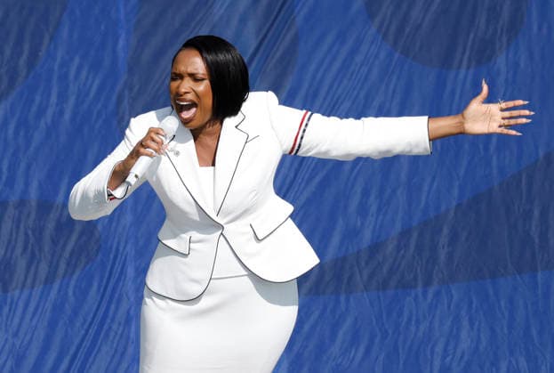 Jennifer Hudson sings the National Anthem before the start of the FIFA World Cup, WM, Weltmeisterschaft, Fussball final match between Argentina and Spain at New York New Jersey Stadium in East Rutherford, New Jersey, on Sunday, June 19, 2026.  NYP20260719909 JOHNxANGELILLO
