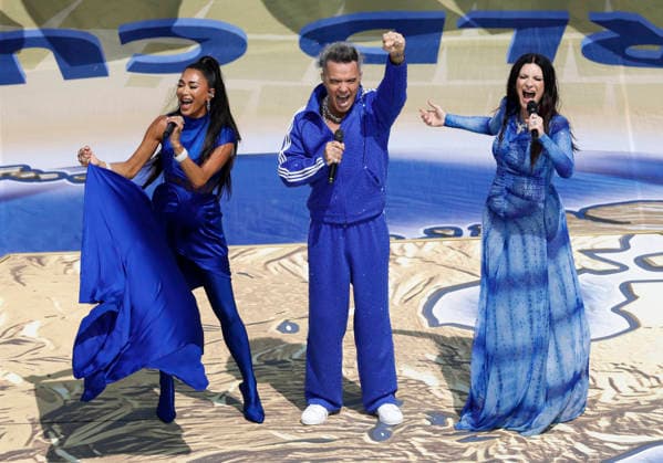 Robbie Williams, Laura Pausini and Nicole Scherzinger perform the FIFA anthem Desire before the start of the FIFA World Cup, WM, Weltmeisterschaft, Fussball final match between Argentina and Spain at New York New Jersey Stadium in East Rutherford, New Jersey, on Sunday, June 19, 2026.  NYP20260719913 JOHNxANGELILLO