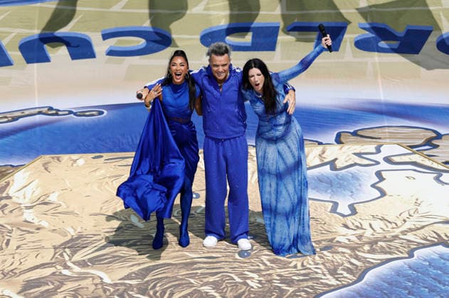 Robbie Williams, Laura Pausini and Nicole Scherzinger perform the FIFA anthem Desire before the start of the FIFA World Cup, WM, Weltmeisterschaft, Fussball final match between Argentina and Spain at New York New Jersey Stadium in East Rutherford, New Jersey, on Sunday, June 19, 2026.  NYP20260719914 JOHNxANGELILLO