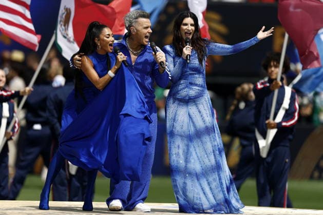 FIFA World Cup, WM, Weltmeisterschaft, Fussball 2026 final - Spain vs Argentina (L-R) US singer Nicole Scherzinger, British pop star Robbie Williams, and Italian singer Laura Pausini perform the FIFA anthem ahead of the FIFA World Cup 2026 final match Spain against Argentina, in East Rutherford, New Jersey, USA, 19 July 2026. EAST RUTHERFORD United States  Copyright: xWILLxOLIVERx