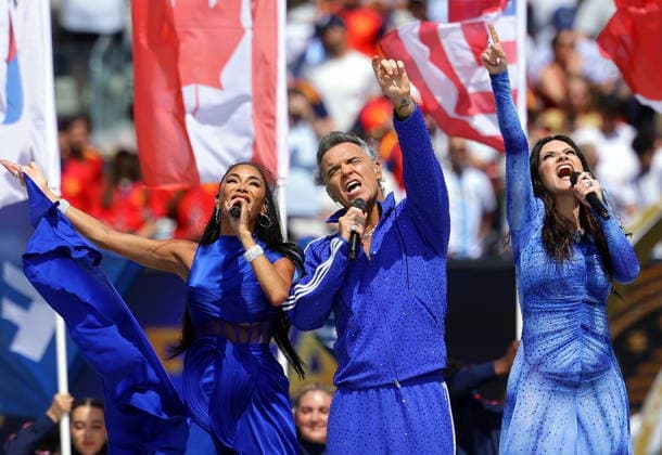 FIFA World Cup, WM, Weltmeisterschaft, Fussball 2026 final - Spain vs Argentina Recording artists (centre from L) US singer Nicole Scherzinger, British singer Robbie Williams and Italian singer Laura Pausini perform during the closing ceremony for the FIFA World Cup 2026 final match Spain against Argentina, in New Jersey, USA, 19 July 2026. EAST RUTHERFORD United States  Copyright: xCHRISTOPHERxNEUNDORFx