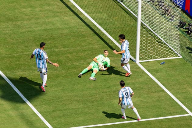 Football - FIFA World Cup, WM, Weltmeisterschaft, Fussball 2026 - Final - Spain v Argentina NEW JERSEY, USA - Sunday, July 19, 2026: Argentina s goalkeeper Emiliano Martinez makes a save during the FIFA World Cup Final 2026 between Spain and Argentina at the Met Life Stadium. (Photo by David Rawcliffe Propaganda) EAST RUTHERFORD Met Life Stadium NEW JERSEY UNITED STATES OF AMERICA  Copyright: xDavidxRawcliffex P2026-07-19-Spain_Argentina-32