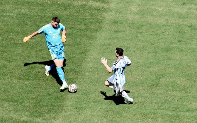 FIFA World Cup, WM, Weltmeisterschaft, Fussball 2026 final - Spain vs Argentina Goalkeeper Unai Simon (L) of Spain makes a clearance in front of Lionel Messi of Argentina during the FIFA World Cup 2026 final match Spain against Argentina, in New Jersey, USA, 19 July 2026. EAST RUTHERFORD United States  Copyright: xRONALDxWITTEKx