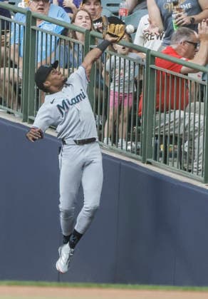 Miami Marlins right fielder Esteury Ruiz fails to catch a foul ball hit by Milwaukee Brewers first baseman Andrew Vaughn in the fourth inning of the MLB, Baseball Herren, USA game between the Miami Marlins and the Milwaukee Brewers at American Family Field in Milwaukee, Wisconsin on Sunday July 19, 2026.  MIL20260719811 TANNENxMAURY