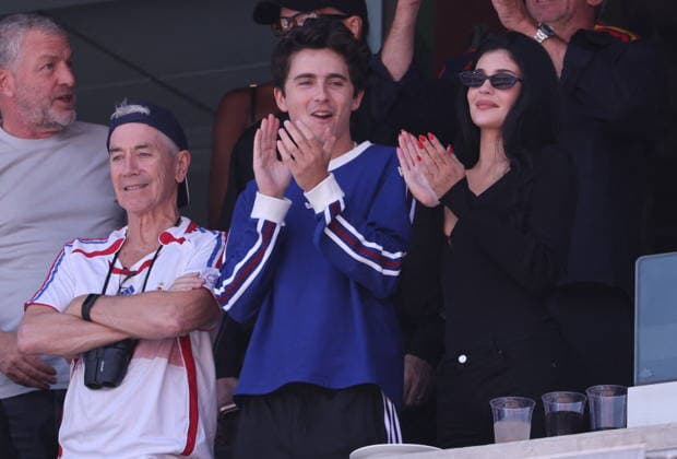 2026 World Cup Final - Timothee Chalamet and Kylie Jenner In The Stands - USA (L-R) Father of Timothee Chalamet, Marc Chalamet, Timothee Chalamet and girlfriend Kylie Jenner in the stands during the FIFA World Cup, WM, Weltmeisterschaft, Fussball 2026 final football match between Spain and Argentina on July 19, 2026 at the New York Stadium in East Rutherford, NJ, USA. Photo by Charles Guerin ABACAPRESS.COM East Rutherford NJ United States  Copyright: xGuerinxCharles ABACAx