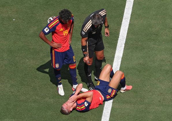 FIFA World Cup, WM, Weltmeisterschaft, Fussball 2026 final - Spain vs Argentina Referee Slavko Vincic (top R) and Lamine Yamal of Spain (top L) check on Dani Olmo of Spain lying on the pitch during the FIFA World Cup 2026 final match Spain against Argentina, in New Jersey, USA, 19 July 2026. EAST RUTHERFORD United States  Copyright: xSARAHxYENESELx