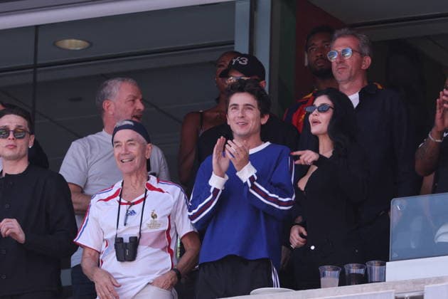 2026 World Cup Final - Timothee Chalamet and Kylie Jenner In The Stands - USA (L-R) Father of Timothee Chalamet, Marc Chalamet, Timothee Chalamet and girlfriend Kylie Jenner in the stands during the FIFA World Cup, WM, Weltmeisterschaft, Fussball 2026 final football match between Spain and Argentina on July 19, 2026 at the New York Stadium in East Rutherford, NJ, USA. Photo by Charles Guerin ABACAPRESS.COM East Rutherford NJ United States  Copyright: xGuerinxCharles ABACAx