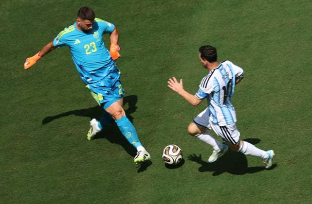 US Soccer World Cup Spain - Argentina 9208666 19.07.2026 Spain s goalkeeper Unai Simon, left, and Argentina s Lionel Messi are seen during the FIFA World Cup, WM, Weltmeisterschaft, Fussball 2026 final soccer match between Spain and Argentina at New York New Jersey Stadium in East Rutherford, New Jersey, the United States. Nafis Sirazetdinov Sputnik East Rutherford New Jersey USA  Copyright: xNafisxSirazetdinovx