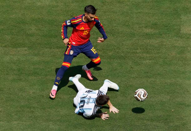 Argentina s Lionel Messi (10) is challenged by Spain s Alex Baena of the FIFA World Cup, WM, Weltmeisterschaft, Fussball final match at New York New Jersey Stadium in East Rutherford, New Jersey, on Sunday, June 19, 2026.  NYP20260719926 JOHNxANGELILLO