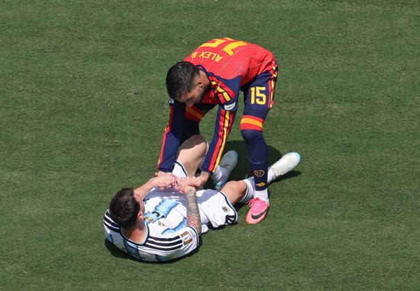 FIFA World Cup, WM, Weltmeisterschaft, Fussball 2026 final - Spain vs Argentina Alex Baena of Spain (R) helps up Lionel Messi of Argentina during the FIFA World Cup 2026 final match Spain against Argentina, in New Jersey, USA, 19 July 2026. EAST RUTHERFORD United States  Copyright: xSARAHxYENESELx
