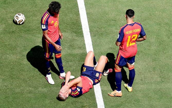 FIFA World Cup, WM, Weltmeisterschaft, Fussball 2026 final - Spain vs Argentina Dani Olmo (L) of Spain lies on the pitch following a foul during the FIFA World Cup 2026 final match Spain against Argentina, in New Jersey, USA, 19 July 2026. EAST RUTHERFORD United States  Copyright: xRONALDxWITTEKx
