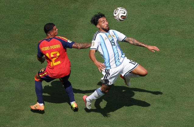 US Soccer World Cup Spain - Argentina 9208668 19.07.2026 Spain s Pedro Porro and Argentina s Nico Gonzalez struggle for a ball during the FIFA World Cup, WM, Weltmeisterschaft, Fussball 2026 final soccer match between Spain and Argentina at New York New Jersey Stadium in East Rutherford, New Jersey, the United States. Nafis Sirazetdinov Sputnik East Rutherford New Jersey USA  Copyright: xNafisxSirazetdinovx