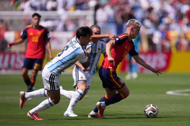 Spain v Argentina: Final - FIFA World Cup, WM, Weltmeisterschaft, Fussball 2026 Dani Olmo of Spain and Lisandro Martinez of Argentina compete for the ball during the FIFA World Cup 2026 Final match between Spain and Argentina at New York New Jersey Stadium on July 19, 2026 in East Rutherford, United States. East Rutherford NJ United States  Copyright: xJosexBretonx originalFilename:bretonhernandez-spainvar260719_np1xf.jpg