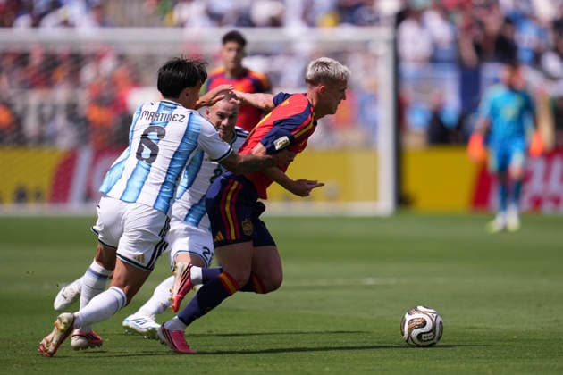 Spain v Argentina: Final - FIFA World Cup, WM, Weltmeisterschaft, Fussball 2026 Dani Olmo of Spain and Lisandro Martinez of Argentina compete for the ball during the FIFA World Cup 2026 Final match between Spain and Argentina at New York New Jersey Stadium on July 19, 2026 in East Rutherford, United States. East Rutherford NJ United States  Copyright: xJosexBretonx originalFilename:bretonhernandez-spainvar260719_npVmT.jpg