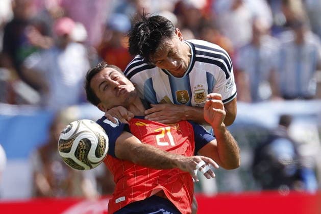 FIFA World Cup, WM, Weltmeisterschaft, Fussball 2026 final - Spain vs Argentina Lisandro Martinez (R) of Argentina in action against Mikel Oyarzabal of Spain during the FIFA World Cup 2026 final match Spain against Argentina, in New Jersey, USA, 19 July 2026. EAST RUTHERFORD United States  Copyright: xSHAWNxTHEWx