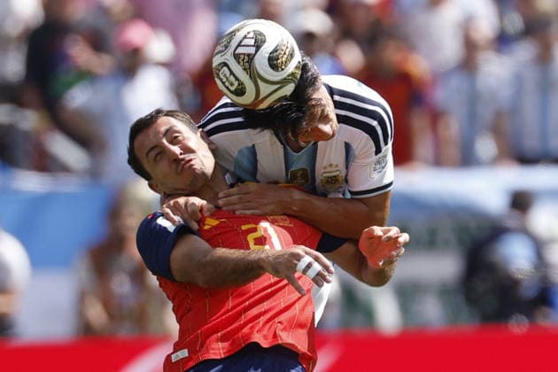 FIFA World Cup, WM, Weltmeisterschaft, Fussball 2026 final - Spain vs Argentina Lisandro Martinez (R) of Argentina in action against Mikel Oyarzabal of Spain during the FIFA World Cup 2026 final match Spain against Argentina, in New Jersey, USA, 19 July 2026. EAST RUTHERFORD United States  Copyright: xSHAWNxTHEWx