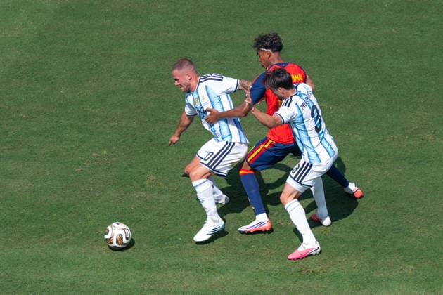 Alexis Mac Allister (Argentina, 20) und Nicolas Tagliafico (Argentina, 3) im Zweikampf gegen Lamine Yamal (Spain, 19) FIFA World Cup, WM, Weltmeisterschaft, Fussball 2026 Final: Spanien v Argentinien 19 July 2026, FIFA World Cup 2026 Finale: Spanien v Argentinien (Final) at New York New Jersey Stadium in East Rutherford, New Jersey, USA. Photo: Marco Bader *** Alexis Mac Allister (Argentina), 20, and Nicolás Tagliafico (Argentina), 3, in a tackle against Lamine Yamal (Spain), 19, during the 2026 FIFA World Cup Final between Spain and Argentina on July 19, 2026, 2026 FIFA World Cup Final: Spain vs. Argentina at New York–New Jersey Stadium in East Rutherford, New Jersey, USA. Photo by Marco Bader Copyright: HMBxMedia xMarcoxBader