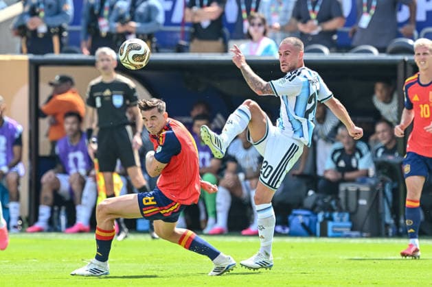 Fabian Ruiz (Spain) and Alexis Mac Allister (Argentina) battle for the ball during the FIFA World Cup, WM, Weltmeisterschaft, Fussball 2026 Final match between Spain and Argentina at New York New Jersey Stadium on July 19, 2026 in East Rutherford, United States. (Photo by Harry Langer DeFodi Images) - *** Fabian Ruiz of Spain and Alexis Mac Allister of Argentina battle for the ball during the 2026 FIFA World Cup Final between Spain and Argentina at New York New Jersey Stadium on July 19, 2026, in East Rutherford, United States. Photo by Harry Langer, DeFodi Images