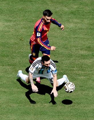 FIFA World Cup, WM, Weltmeisterschaft, Fussball 2026 final - Spain vs Argentina Alex Baena (top) of Spain and Lionel Messi of Argentina in action during the FIFA World Cup 2026 final match Spain against Argentina, in New Jersey, USA, 19 July 2026. EAST RUTHERFORD United States  Copyright: xRONALDxWITTEKx