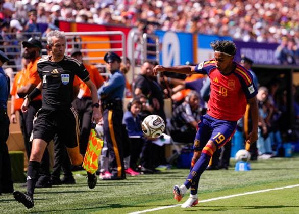 Spain v Argentina - FIFA World Cup, WM, Weltmeisterschaft, Fussball 2026 - Final EAST RUTHERFORD, NEW JERSEY - JULY 19: Lamine Yamal of Spain controls the ball during the FIFA World Cup 2026 Final match between Spain and Argentina at New York New Jersey Stadium in East Rutherford, New Jersey, USA on July 19, 2026. Jose Hernandez Anadolu New Jersey United States. Editorial use only. Please get in touch for any other usage.  Copyright: x2026xAnadoluxJosexHernandezx