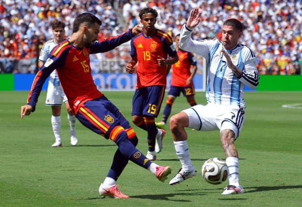 FIFA World Cup, WM, Weltmeisterschaft, Fussball 2026 final - Spain vs Argentina Alex Baena of Spain (L) and Rodrigo De Paul of Argentina in action during the FIFA World Cup 2026 final match Spain against Argentina, in New Jersey, USA, 19 July 2026. EAST RUTHERFORD United States  Copyright: xCHRISTOPHERxNEUNDORFx