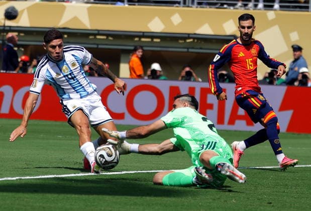 FIFA World Cup, WM, Weltmeisterschaft, Fussball 2026 final - Spain vs Argentina Goalkeeper Emiliano Martinez of Argentina makes a save during the FIFA World Cup 2026 final match Spain against Argentina, in New Jersey, USA, 19 July 2026. EAST RUTHERFORD United States  Copyright: xCHRISTOPHERxNEUNDORFx