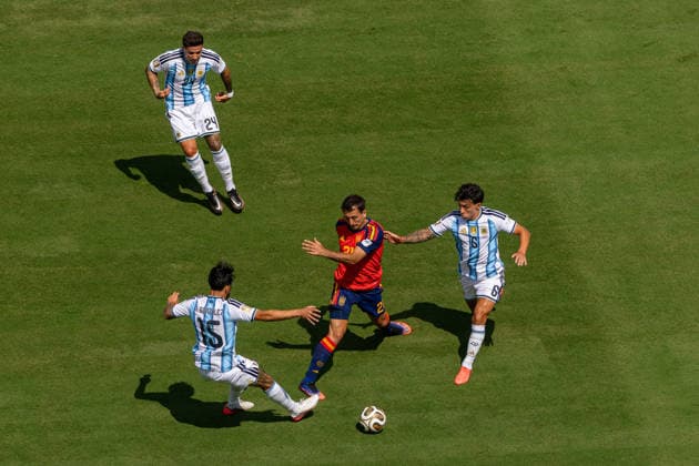 Football - FIFA World Cup, WM, Weltmeisterschaft, Fussball 2026 - Final - Spain v Argentina NEW JERSEY, USA - Sunday, July 19, 2026: Spain s Mikel Oyarzabal is challenged by Argentina s Nicolas Gonzalez (L) and Lisandro Martinez during the FIFA World Cup Final 2026 between Spain and Argentina at the Met Life Stadium. (Photo by David Rawcliffe Propaganda) EAST RUTHERFORD Met Life Stadium NEW JERSEY UNITED STATES OF AMERICA  Copyright: xDavidxRawcliffex P2026-07-19-Spain_Argentina-42