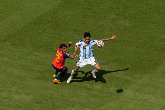 Football - FIFA World Cup, WM, Weltmeisterschaft, Fussball 2026 - Final - Spain v Argentina NEW JERSEY, USA - Sunday, July 19, 2026: Argentina s Nicolas Gonzalez (R) intercepts the ball from Spain s Pedro Porro during the FIFA World Cup Final 2026 between Spain and Argentina at the Met Life Stadium. (Photo by David Rawcliffe Propaganda) EAST RUTHERFORD Met Life Stadium NEW JERSEY UNITED STATES OF AMERICA  Copyright: xDavidxRawcliffex P2026-07-19-Spain_Argentina-45