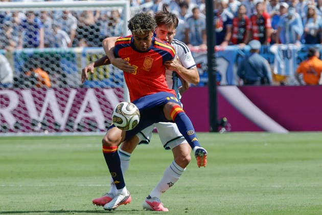 Lamine Yamal (L) of Spain vies for the ball with Nicolas Tagliafico of Argentina during the FIFA World Cup, WM, Weltmeisterschaft, Fussball 2026 final match between Spain and Argentina at MetLife stadium in East Rutherford, NJ, USA, 19 July 2026. FIFA World Cup 2026 - Spain vs. Argentina !ACHTUNG: NUR REDAKTIONELLE NUTZUNG!  Copyright: xLAVANDEIRAxJRx GR7027 20260719-55020939104_1