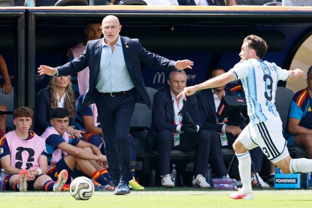 Spain v Argentina: Final - FIFA World Cup, WM, Weltmeisterschaft, Fussball 2026 Luis de la Fuente, Head Coach and Nicolas Tagliafico of Argentina of Spain on the side line during the FIFA World Cup 2026 Final match between Spain and Argentina at New York New Jersey Stadium on July 19, 2026 in East Rutherford, United States. East Rutherford New York New Jersey Stadium NJ United States Copyright: xAllstarxPicturexLibraryxLtdx